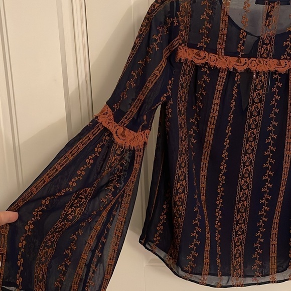 BCBG MAXAZRIA women’s XXS‎ Bell sleeve, sheer long sleeve top navy & rust color - Picture 10 of 11